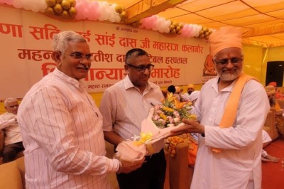 Attended the foundation ceremony of the 100-bed Mahant Shri Satish Dass Hospital and inaugurated the advanced blood testing machine at the ashram laboratory.